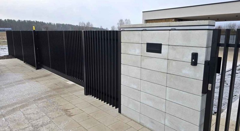 Verticale metāla žogs un betona stabi