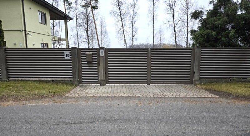 ierīkots žalūziju žogs