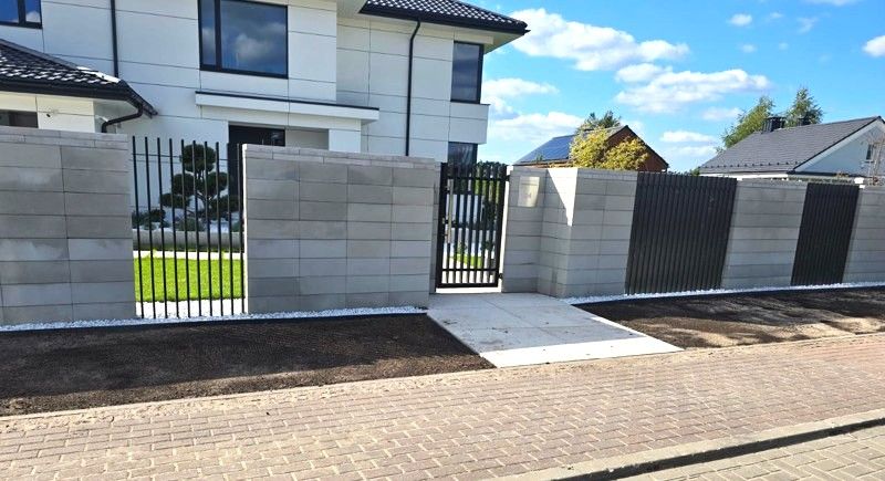 установленный бетонный забор Berģi