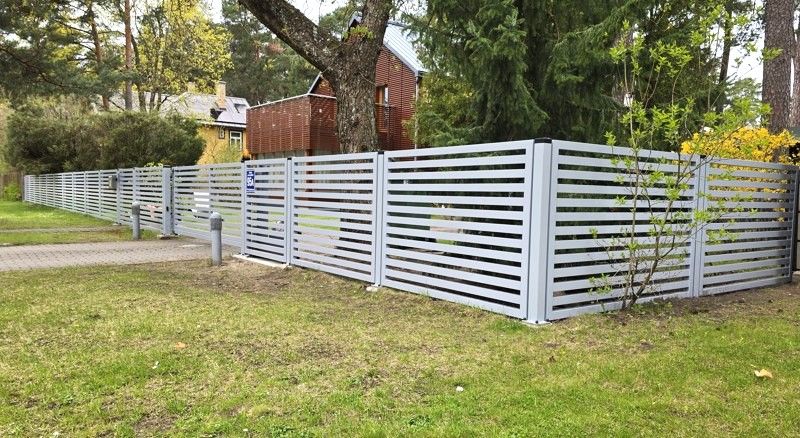 Установленный забор в Юрмале
