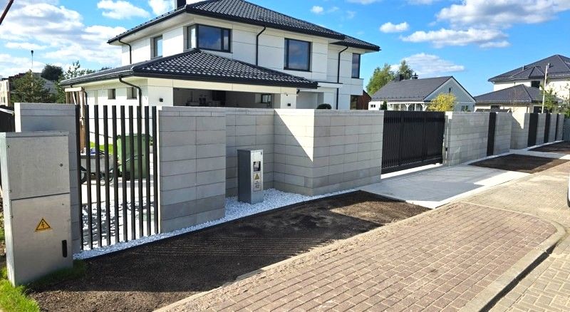 uzmontēts moderna žogs